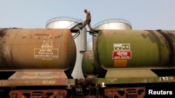 Груз на нефтяном терминале на окраине Калькутты, 27 ноября 2013 года