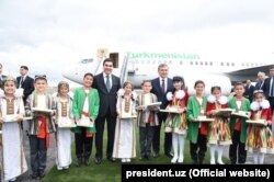 Ґурбанґули Бердімухамедов відвідує сусідній Узбекистан, архівне фото