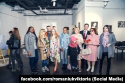 Вікторія Романюк (крайня справа) під час виставки «Без рожевих окулярів» у Луцьку