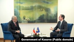 Dvoržak tokom sastanka s vršiocem dužnosti premijera Aljbinom Kurtijem, 24. januara 2024.