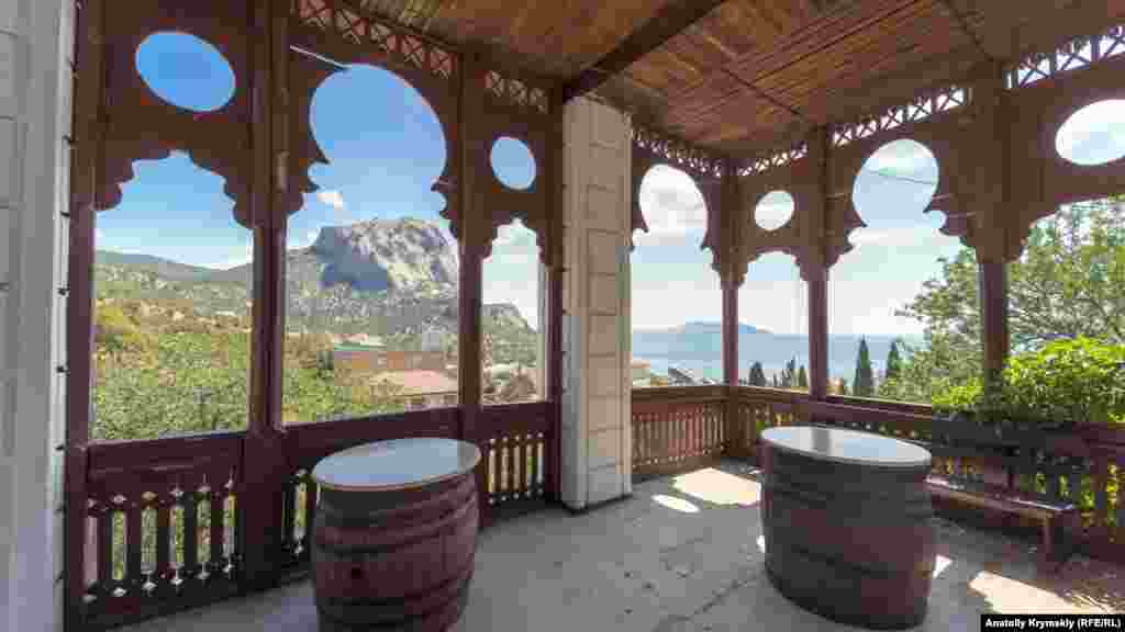 С террасы дома открывается живописный вид на Зеленую бухту и гору Сокол. До большевисткого переворота 1917 года в подвале хранилась самая большая коллекция вин в Крыму. Сейчас от богатой энотеки не осталось ничего, утверждают работники музея