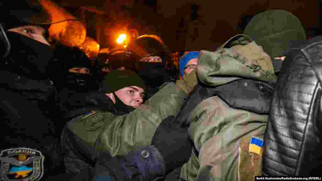 «Поліцейські миттєво реагують на всі спроби провокацій та сутичок. Під час штовханини учасники акції застосували газові балончики та кидали у правоохоронців фаєри. У результаті 17 активних учасників, які порушували правопорядок, доставили до управління поліції», – заявили у поліції