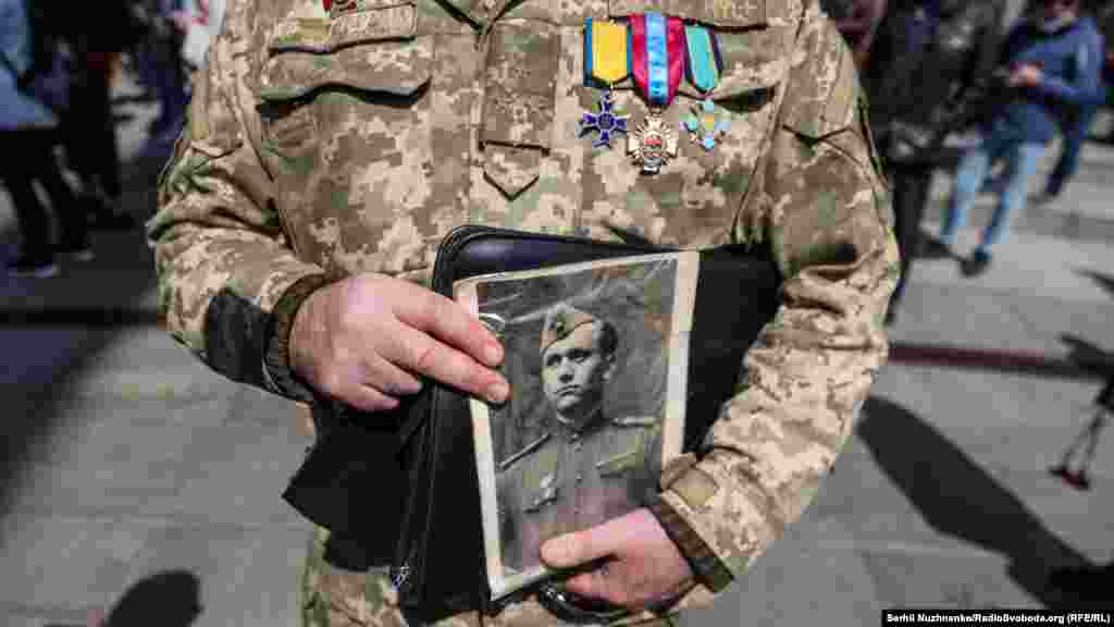  «Я приніс портрет свого батька, це мій день, і я не хочу щоб комуністи вкрали цей день», – розповідає Петро Недзельський 