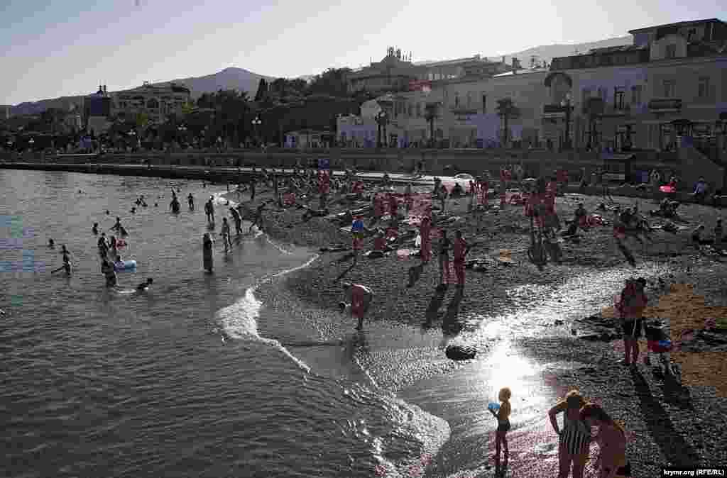 В этом кадре вся Ялта, потрясающий микс архитектуры и ландшафта, достойных   Лазурного берега и полудикого одесского пляжа