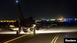 Бомбардировщик западной коалиции готовится к взлету для нанесения ударов по городу Ракка – оплоту ИГИЛ