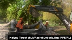 Міська влада, згідно з дозволом Міністерства культури, вирішила перенести радянські поховання та надмогильні плити з Пагорба Слави на міський Голосківський цвинтар