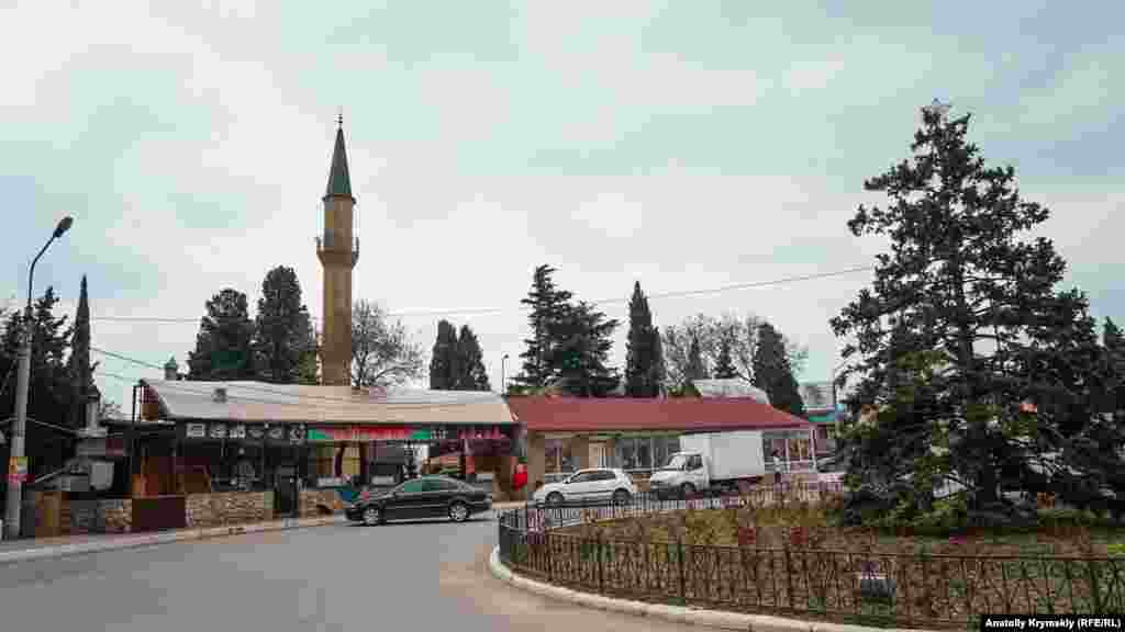 С «кольца», как его называют местные жители, отправляются маршрутки до Ялты и ближайших населенных пунктов