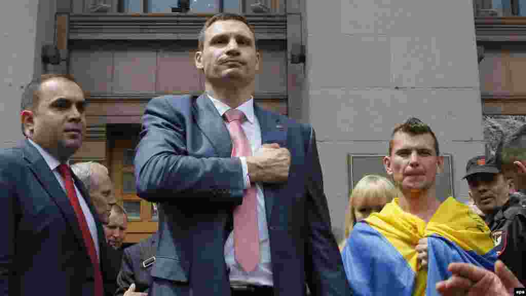 Віталій Кличко склав присягу мера Києва. «Я, Віталій Кличко, вступаючи на посаду київського міського голови, присягаюся: усвідомлюючи свою високу відповідальність, вірно служитиму громаді Києва та народу України, неухильно дотримуватися Конституції та законів України, охоронятиму права і свободи, законні інтереси громадян, сумлінно виконуватиму свої посадові обов’язки», – заявив новообраний мер. Під час свого виступу Віталій Кличко також пообіцяв боротися з корупцією. Київ, 5 червня 2014 року