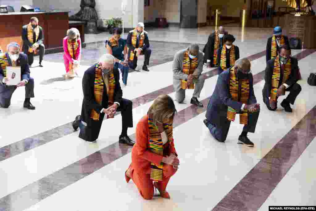 Спикер Палаты представителей Конгресса США Нэнси Пелоси (в центре) и депутаты от Демократической партии во время минуты молчания в память о жертвах расизма  