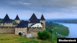 Хотинська фортеця – фортеця XIII–XVIII століть у місті Хотині на Дністрі, що у Чернівецькій області. Хотинська фортеця веде свій початок від Хотинського форту, що був створений у X столітті князем Володимиром із порубіжних укріплень південного заходу Русі, у зв’язку з приєднанням до неї буковинських земель.