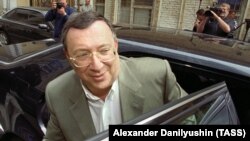 Devedesetih godina prošlog veka, Vladimir Gusinski (na fotografiji 4. jula 2000. godine) bio je jedan od najuticajnijih ruskih biznismena, uglavnom zahvaljujući svojim medijima i kritička televizijskom kanalu NTV.