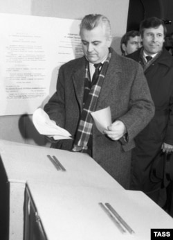 Кандидат у президенти України Леонід Кравчук під час голосування на Всеукраїнському референдумі за незалежність України