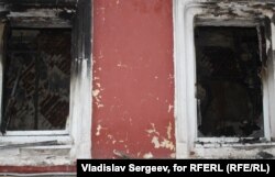 Окна сгоревшей квартиры Адольфа Демченко. Из одного из них он успел выпрыгнуть за минуты до того, как умер от отравления угарным газом