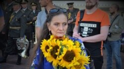 Жінка принесла соняхи, як символ пам'яті про загиблих