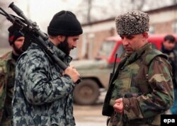 Президент Чечні Аслан Масхадов (справа) і чеченський воєначальник Шаміль Басаєв, 1999 рік