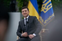 Володимир Зеленський під час пресконференції у Маріїнському парку Києва. 20 травня 2020 року