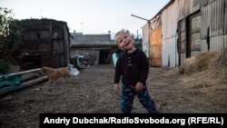 Малий Степан дуже переконливо імітує ходу зомбі. Мати каже, що це його улюблені серіали. Селище Луганське, 20 вересня 2019 року