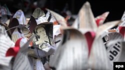 Фото російської журналістки Анни Політковської на паперових квітах під час мітингу з нагоди річниці її вбивства, Москва, 7 жовтня 2014 року