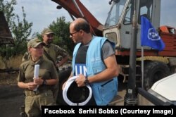 Наталя Мещерякова і представник ОБСЄ під час ремонту водогону, с. Зайцеве Донецької області, 2017 рік