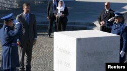 Vučić ispred spomenika ubijenim u genocidu u Srebrenici 1995. godine