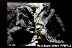 Архівне фото. Руки страченого НКВД під Смоленськом у 1940 році польського офіцера. Дослідники кажуть про майже 22 тисячі убитих в СРСР польських військових. Катинь – одне з місць масових страт. 10 квітня 2010 року біля цього місця в авіакатастрофі загинуло все військово-політичне керівництво Польщі, яке летіло на меморіальні заходи.