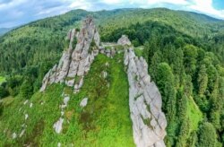 Карпати. Скельний комплекс, який був основою Тустані – середньовічної наскельної давньоруської фортеці-граду і митниці ІХ–ХVІ століть. Тустань – унікальна пам’ятка історії, археології, архітектури та природи. Поблизу села Урич Сколівського району Львівської області