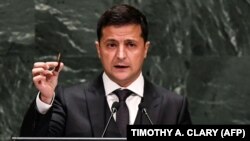 Президент України Володимир Зеленський тримає кулю під час виступу на сесії Генеральної асамблеї ООН. Нью-Йорк, 25 вересня 2019 року