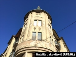 Gradska najamna palata je spoj umetnosti i zanatstva, projektovana je u duhu bečke secesije.