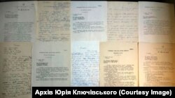 Колаж чернеток та проєктів рішень, які було ухвалено 27 серпня 1991 року