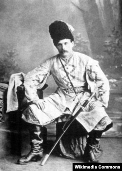 Микола Садовський у сценічному вбранні