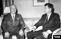 Перший секретар ЦК КПРС, голова Ради міністрів СРСР Микита Хрущов та президент США Джон Кеннеді під час переговорів у резиденції посла США в Австрії. Відень, 3 червня 1961 року