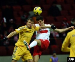 Боротьба В’ячеслава Шевчука (ліворуч) і Роберта Левандовського. В більшості моментів фортуна була на боці українців