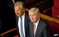 Александр Квасневський (л) і Пат Кокс (п) на сесії Верховної Ради, осінь 2013 року