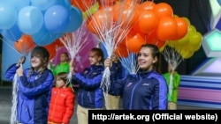 Дети в «Артеке» поздравили Путина с днем рождения. Крым, 7 октября 2017 года. Архивное фото