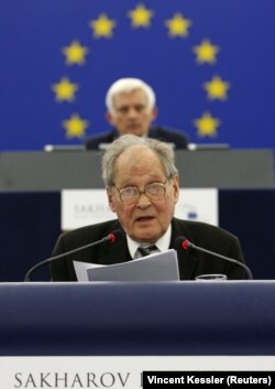 Сергій Ковальов під час вручення йому премії імені Сахарова. Страсбург, 2009 року