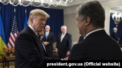 Заяви про Крим Дональда Трампа – на цьому фото він із президентом України Петром Порошенком – викликали занепокоєння в Києві