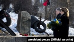 Президент України Петро Порошенко з дружиною Мариною Порошенко вшановують пам'ять Сергія Нігояна, першого загиблого учасника Революції гідності. Київ, 22 січня 2019 року