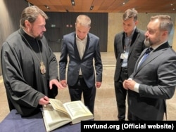 Митрополит ПЦУ Олександр (Драбинко) (на фото ліворуч) під час відвідин Національної бібліотеки Польщі, якій він передав примірники факсимільних видань Пересопницького та Мазепинського Євангелій. Варшава, 24 січня 2022 року