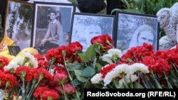 Меморіали, сльози та руїни: місце удару балістичної ракети в Києві на наступний день після трагедії (фоторепортаж)