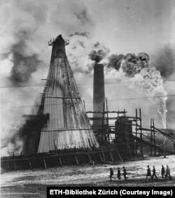 Робітники тікають, коли пожежа поширюється між буровими вишками після вибуху