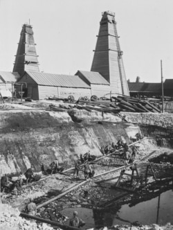 Викопана яма, яка використовувалася для зберігання нафти