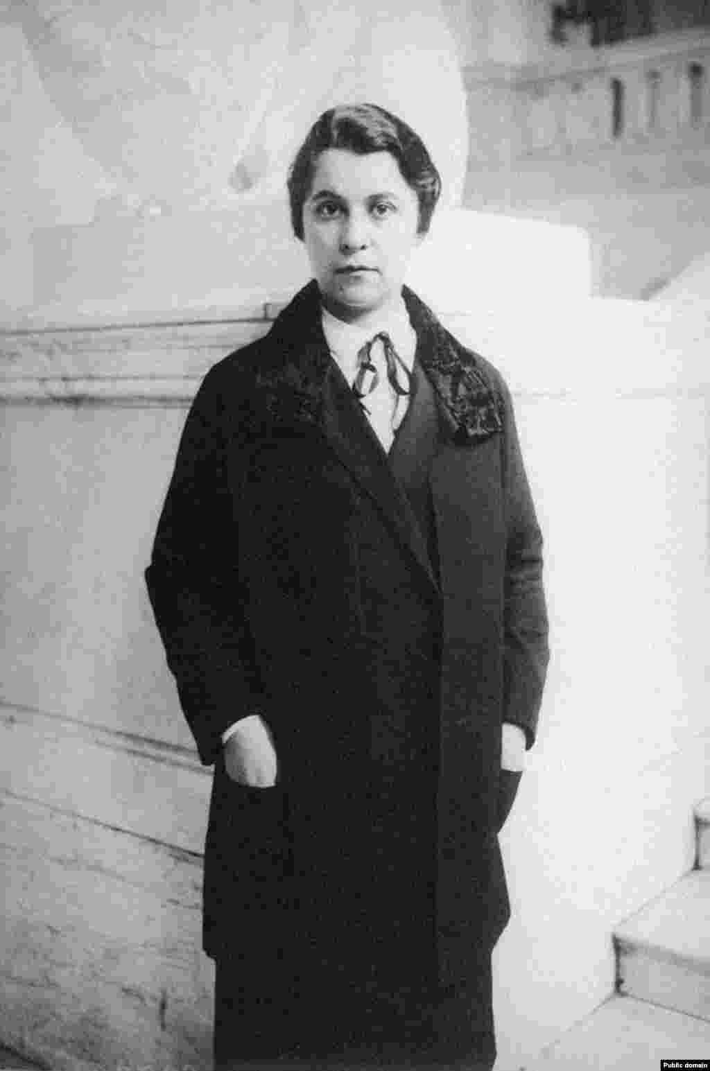 Член коллегии защитников Л. И. Розенблюм на процессе о вредителях в угольной промышленности («Шахтинское дело») в вестибюле Колонного зала Дома союзов. РГАКФД. Арх. № 2-35360