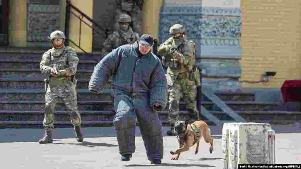 Частина з них із криками «Аллах – акбар!» намагалася втекти, але на них спустили службових собак і, в результаті, затримали