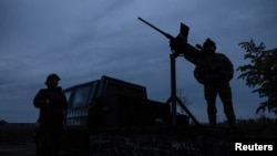 Члени мобільного добровольчого підрозділу протиповітряної оборони під час атаки російських безпілотників у Київській області, архівне фото