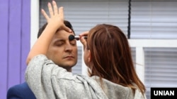 Світлина 2018 року: актор Володимир Зеленський готується до зйомок. Тепер він каже своїм колегам, що через 5 років планує повернутися в «Квартал 95»