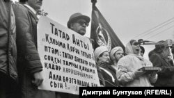 Фотограф Дмитрий Бунтуков запечатлел лица людей, которые в августе 1990 года были на Площади Свободы в Казани, где проходили многотысячные митинги с требованиями суверенитета Республики Татарстан