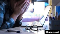 Повідомляється, що у 40-річного чоловіка були явні ознаки недуги, але він не зважав на вмовляння колег не ходити в офіс