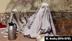 Бурка возвращается. Афганские женщины закрывают лица (фотогалерея)