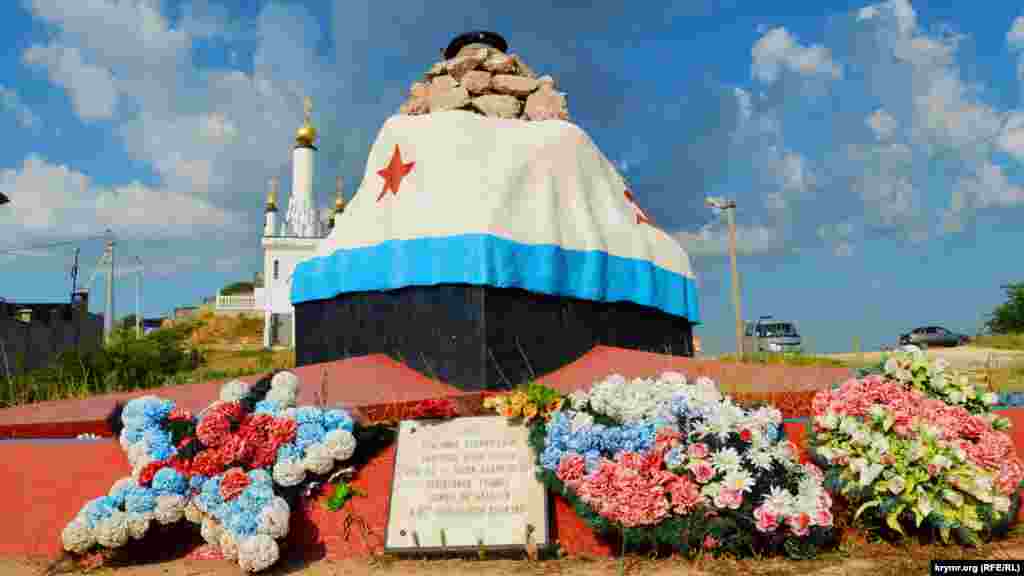 Невдалеке похоронены защитники города – воины 30-й батареи и 95-й стрелковой дивизии