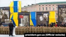 Президент України Петро Порошенко під час урочистого ритуалу складання клятви ліцеїста вихованцями Київського військового ліцею імені Івана Богуна, на Софійській площі у Києві, 14 жовтня 2017 року